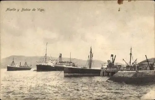 Ak Vigo Galicien Spanien, Hafenansicht, Schiffe im Wasser, Berge im Hintergrund