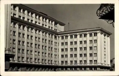 Ak Rzeszów Polen, Modernes Gebäude, klarem Himmel, architektonisches Detail