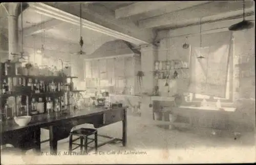 CPA Clermont Ferrand Puy de Dôme, Usine Michelin, Un Coin du Laboratoire