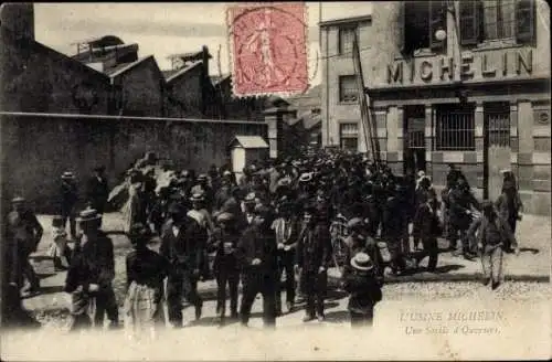 CPA Clermont Ferrand Puy de Dôme, Usine Michelin, Une Sortie d'Ouvriers