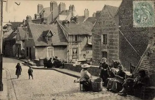 Ak Dieppe Seine Maritime, Straße in  Häuser, Menschen, historische Postkarte