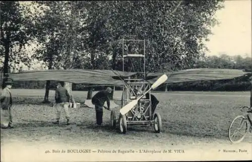 Ak Paris XVI, Bois de Boulogne, Pelouse de Bagatelle, Aeroplane de Viua, Flugzeug