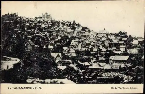 Ak Antananarivo Tananarive Madagaskar, Stadtansicht, Häuser, Hügel, Schwarzweißfoto