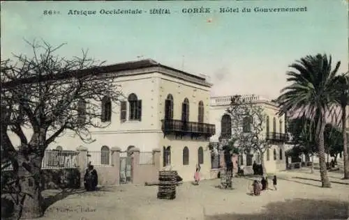 Ak Gorée Dakar Senegal, Hôtel du Gouvernement, Gebäude mit Bäumen, Menschen, afrikanische Arch...