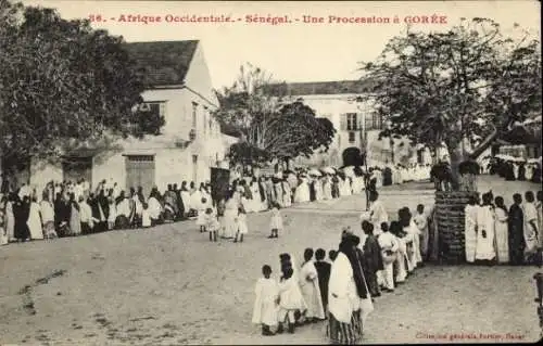 Ak Gorée Dakar Senegal, Eine Prozession, Menschen in traditioneller Kleidung, historische Gebä...