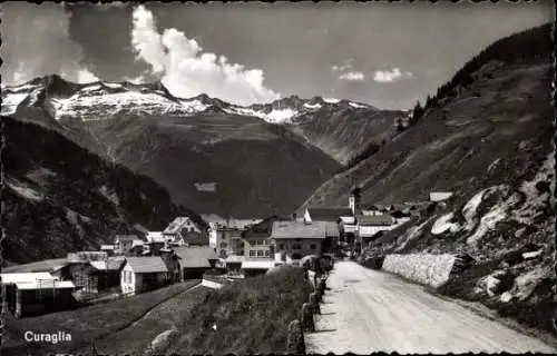 Ak Curaglia Medel Kt. Graubünden, Berglandschaft, Dorfansicht, schneebedeckte Berge, Straße
