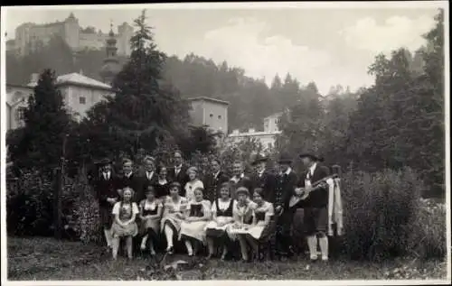 Ak Salzburg in Österreich, Gruppenfoto, Trachten, Burg im Hintergrund, 1927, Musikgruppe