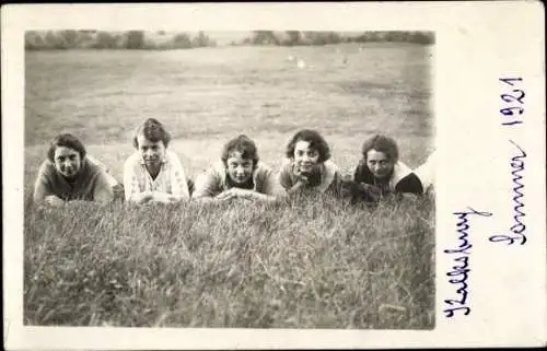 Foto Ak Wien 23 Liesing Kalksburg, Frauen liegen im Gras, Sommer 1921