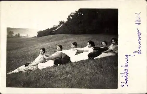 Foto Ak Wien 23 Liesing Kalksburg, Frauen liegen im Gras, Sommer 1921