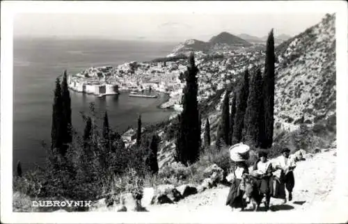Ak Dubrovnik Kroatien, Panoramablick auf  Küstenlandschaft, Wanderer, Zypressen