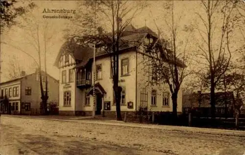 Ak Ahrensburg Schleswig Holstein, Blick auf das Gemeindehaus, Straßenpartie