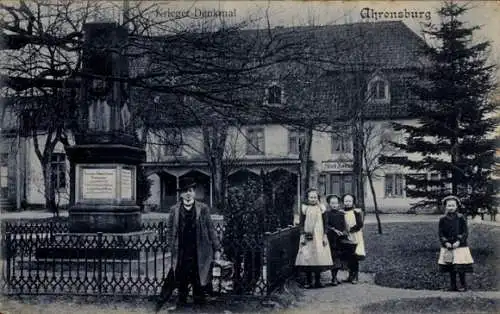 Ak Ahrensburg in Holstein, am Kriegerdenkmal