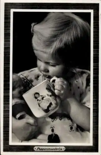 Ak Poppenmoedertje, Mädchen füttert Puppe mit einer Tasse