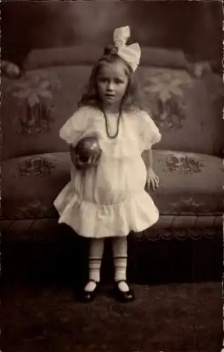 Foto Ak Mädchen in weißem Kleid, Porträt, Ball