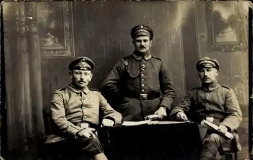 Foto Ak Drei deutsche Soldaten in Uniform, 5. Inf. Div.