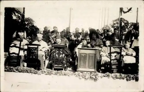 Foto Ak Geistliche, Gruppenfoto, Fest