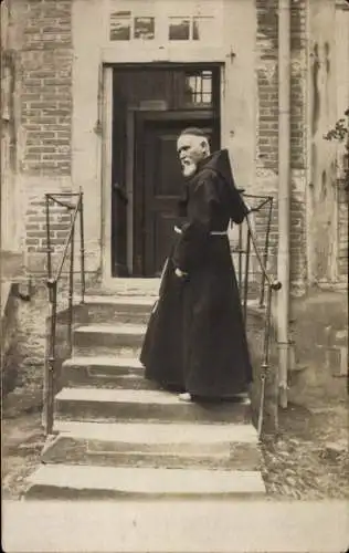 Foto Ak Geistlicher, Porträt, Gebäude, Treppen