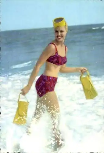 Ak Frau in Bikini, Wasser, Flossen