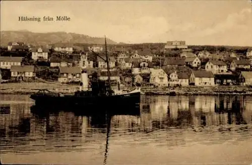 Ak Mölle Schweden, Schiff im Wasser, Häuser am Ufer, ruhige Landschaft, Himmel mit Wolken