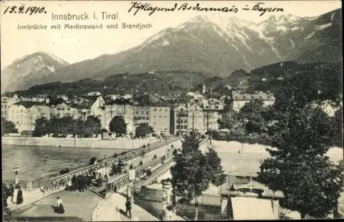 Ak Innsbruck in Tirol, Innbrücke, Martinswand, Brandjoch, Berge, Stadtansicht, Fluss