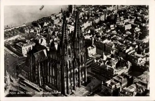 Ak Köln am Rhein, Luftaufnahme vom Kölner Dom, umliegende Stadt, Rhein im Hintergrund