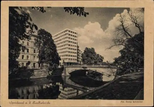 Ak Berlin Tiergarten, Spreekanal, Bendlerbrücke, modernes Gebäude, Brücke, Wasser