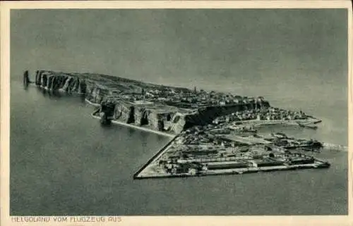 Ak Nordseeinsel Helgoland, Luftaufnahme von  Blick aus dem Flugzeug, Küstenlinie, Stadtansicht