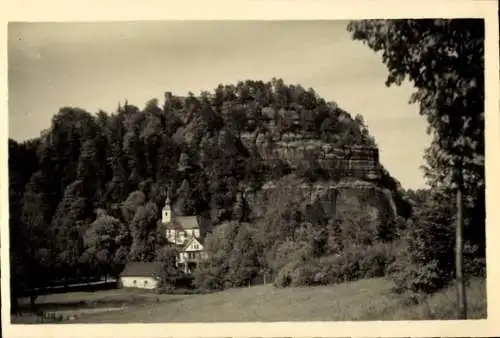 Ak Oybin in der Oberlausitz, Berglandschaft, Kirche, Gebäude, Wald, ländliche Umgebung