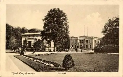 Ak Bad Oeynhausen in Westfalen, Kurpark mit Gebäuden, Bäume, Blumenbeete, Spaziergänger