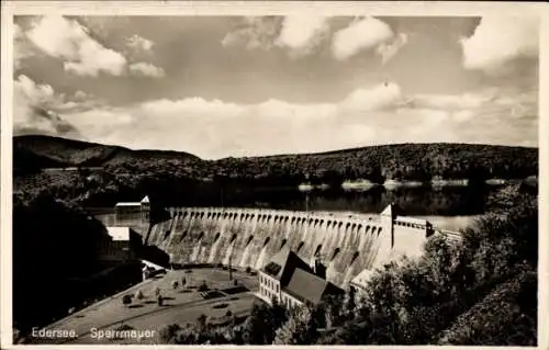 Ak Waldeck am Edersee Hessen,  Sperrmauer, beeindruckende Talsperre, umrahmt von Bergen