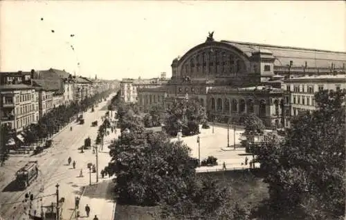 Ak Berlin Friedrichshain, Anhalter Bahnhof, große Gebäudeansicht, Straßenverkehr, Bäume