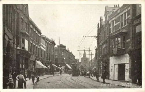 Ak Dover Kent England, Biggin Street, historische Architektur, Straßenbahn, Passanten