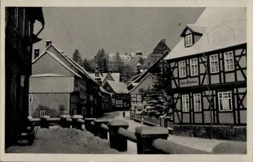 Ak Stolberg im Harz, Alte Häuser, schneebedeckte Straße, winterliche Szene, nostalgische Stimmung