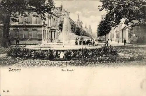 Ak Dessau in Sachsen Anhalt, Brunnen, Bäume, Architektur, Menschen auf Straße, Historische Pos...