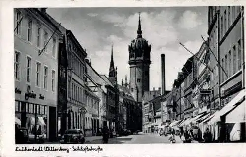Ak Lutherstadt Wittenberg, Schloßstraße mit historischen Gebäuden, Ziffern auf einem Turm, Wol...