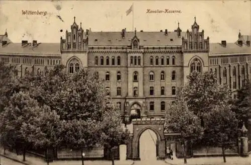 Ak Lutherstadt Wittenberg, Kavalier-Kaserne, historisches Gebäude, bauliche Details, Bäume