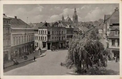 Ak Lutherstadt Eisleben, Stadtansicht mit Gebäuden, Bäumen, Wolken und Kirchturm