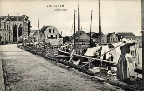 Ak Volendam Nordholland Niederlande, Zeehavendijk, Häuser am Hafen, Wäsche auf Leinen, Boote i...