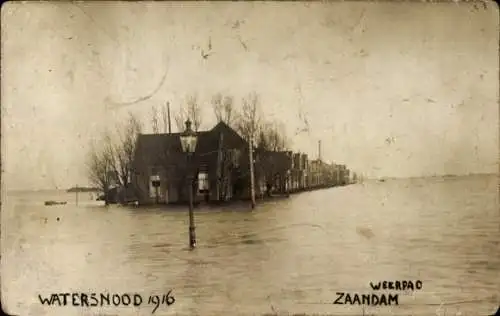 Ak Zaandam Zaanstad Nordholland, Weerelemente, Überschwemmung, historische Szenerie, Wassernot...