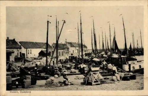 Ak Ouddorp Südholland, Hafen, Segelboote, Häuser, lebhaftes Treiben, historische Szenerie