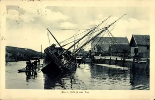 Ak Katwijk aan Zee Südholland Niederlande, Schiff im Hafen, Gebäude am Ufer, Menschen beim Arb...