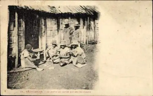 Ak Madagaskar Madagascar, Spielende Menschen, Karten spielen, ländliche Kulisse, historische A...