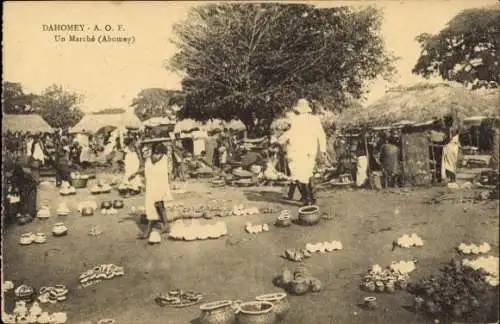 Ak Abomey Benin, Markt mit Töpferwaren, überfüllte Buden, Menschenmenge, afrikanische Landschaft