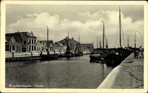 Ak Brouwershaven Zeeland, Hafenansicht, Boote, Mauern, Häuser