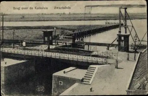Ak Zwartsluis Zwartewaterland Overijssel, Brücke über den Kolksluis, Aussicht auf Wasser und Ufer