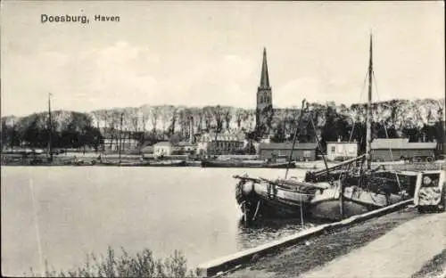 Ak Doesburg Gelderland Niederlande, Hafenansicht, Kirche, Boote, Wasser, Bäume, ruhige Szenerie