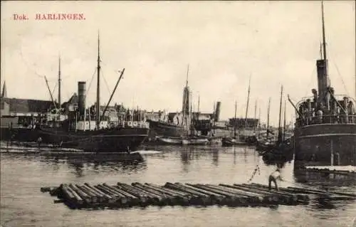 Ak Harlingen Friesland Niederlande, Hafenansicht von  Schiffe, Holzstämme, Wasser
