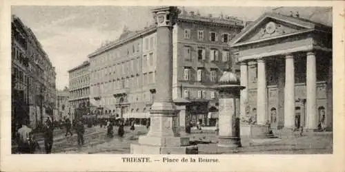 Ak Triest Trieste Friuli Venezia Giulia, Vorderansicht eines Platzes, Säule, Gebäude, Menschen,  