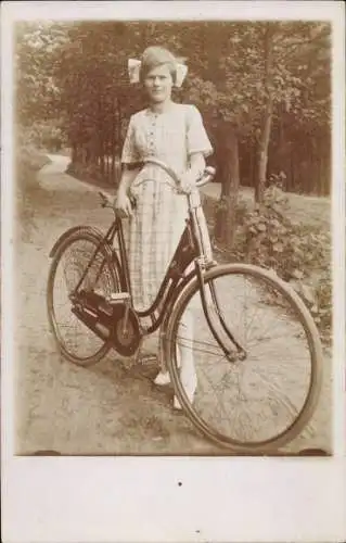 Foto junge Frau mit Fahrrad, Portrait