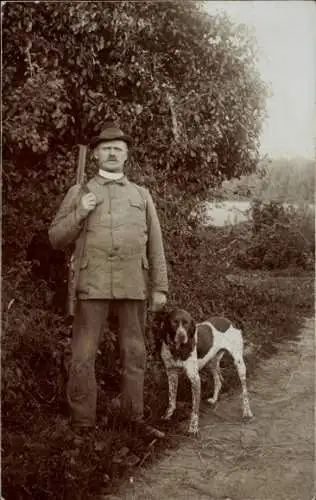 Foto Ak Jäger mit Jagdhund